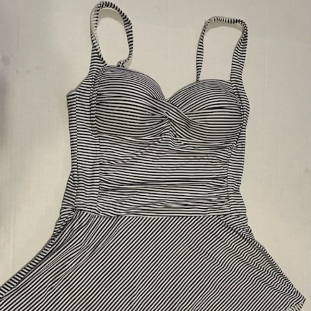 NIPTUCK size 14 woman's swimsuit black & white